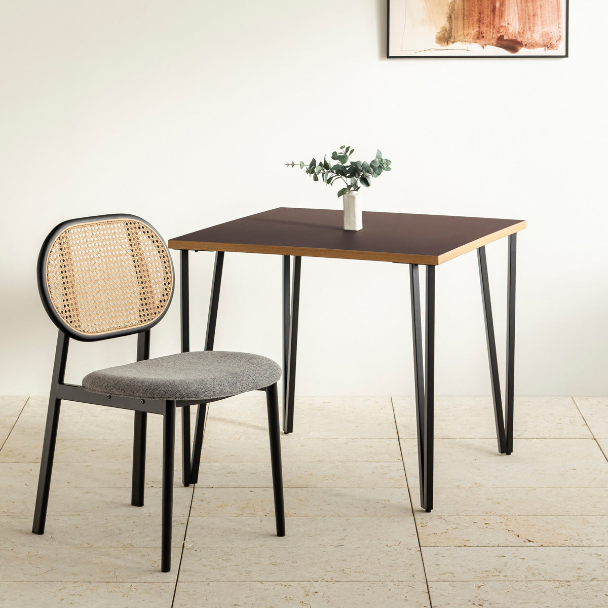 クラシカルなデザインの背もたれにダークグレーのファブリックと黒のスチール脚を組み合わせたレトロモダンなダイニングチェア（使用例2）