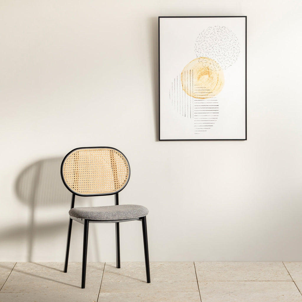 クラシカルなデザインの背もたれにダークグレーのファブリックと黒のスチール脚を組み合わせたレトロモダンなダイニングチェア（使用例3）