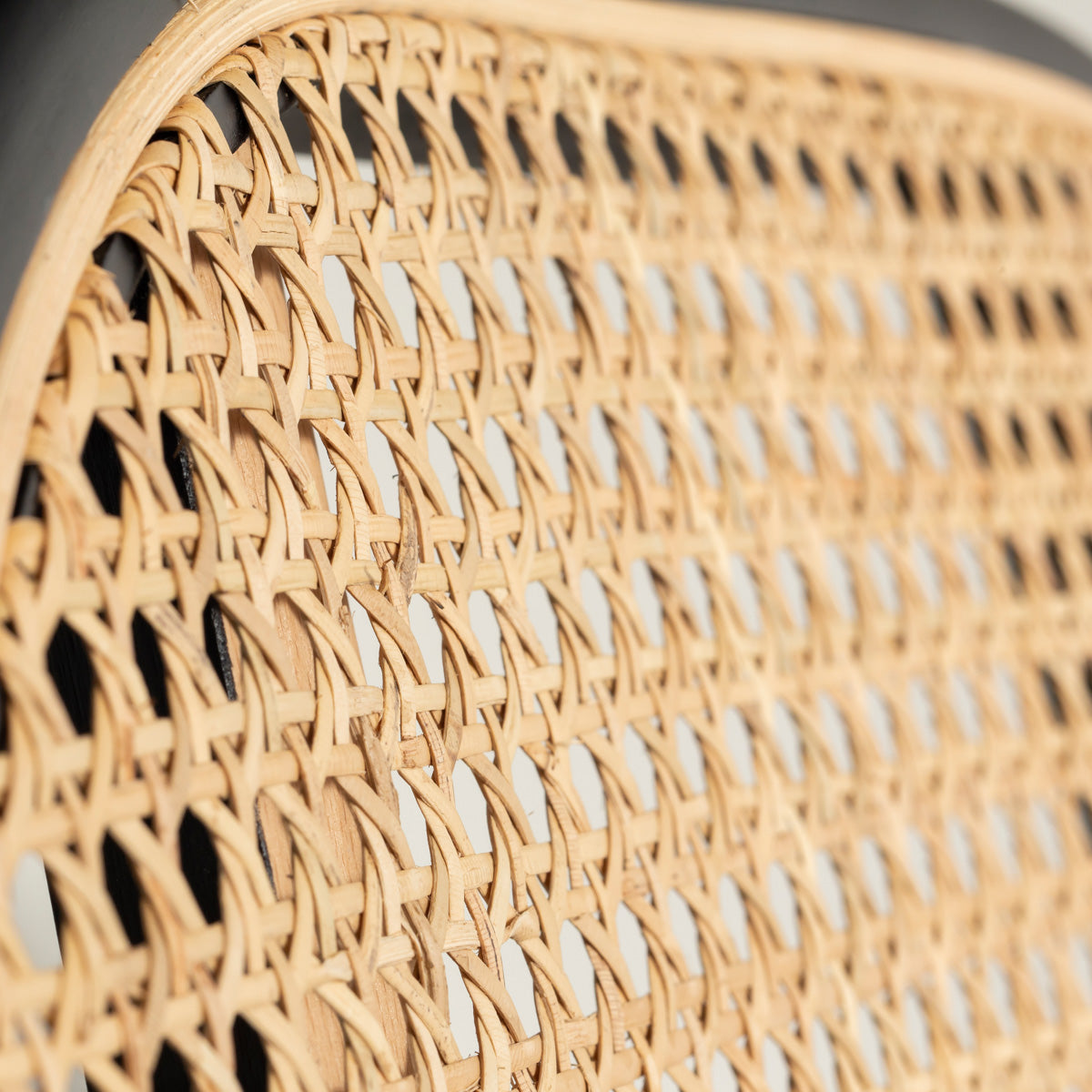 クラシカルなデザインの背もたれにダークグレーのファブリックと黒のスチール脚を組み合わせたレトロモダンなダイニングチェア（背もたれ・クローズアップ1）