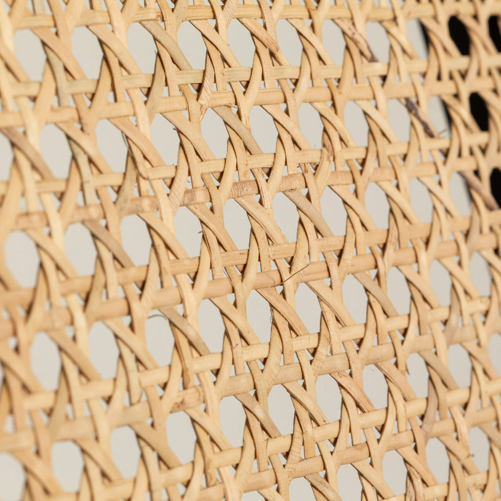 クラシカルなデザインの背もたれにダークグレーのファブリックと黒のスチール脚を組み合わせたレトロモダンなダイニングチェア（背もたれ・クローズアップ2）