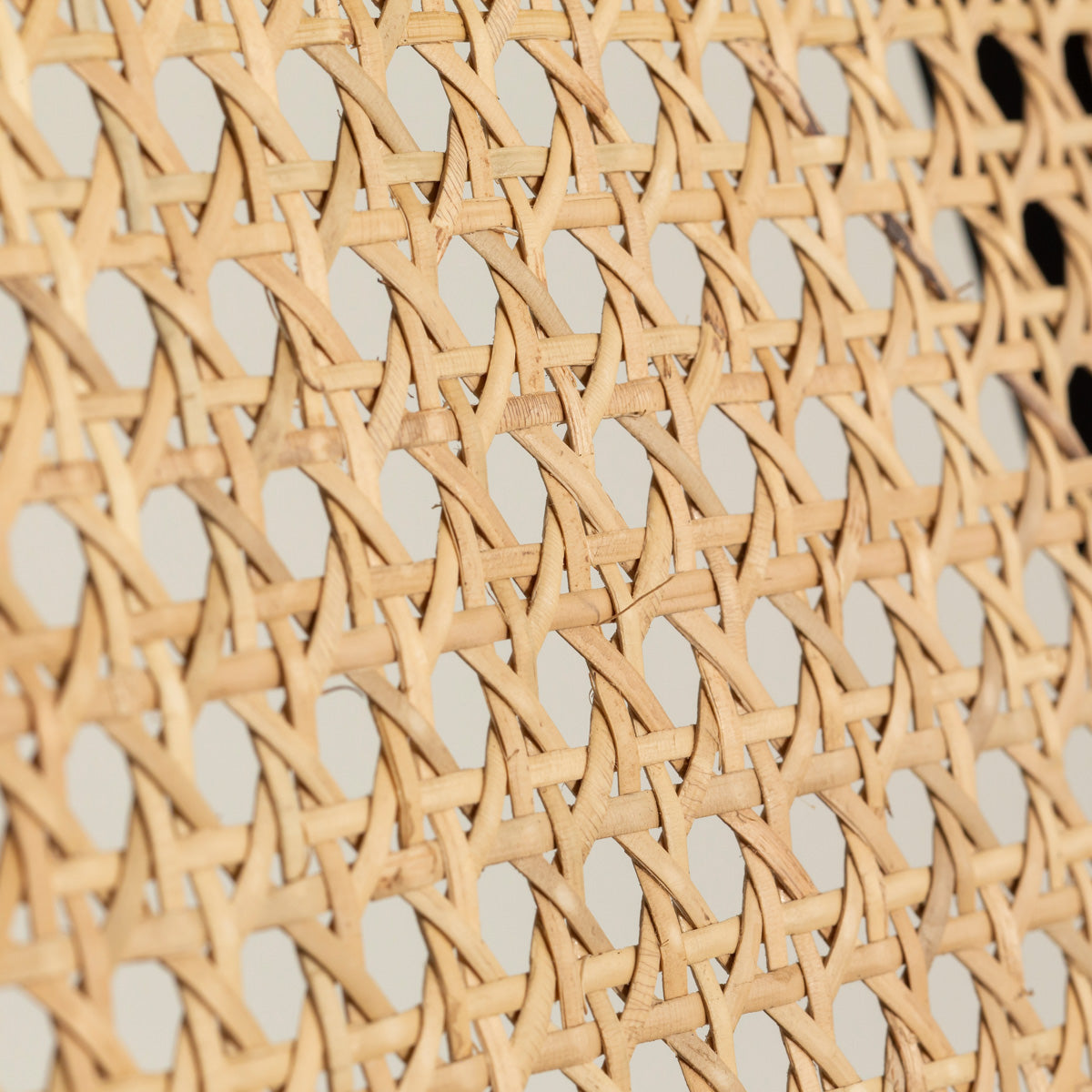 クラシカルなデザインの背もたれにダークグレーのファブリックと黒のスチール脚を組み合わせたレトロモダンなダイニングチェア（背もたれ・クローズアップ2）