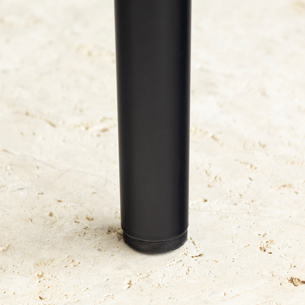 クラシカルなデザインの背もたれにダークグレーのファブリックと黒のスチール脚を組み合わせたレトロモダンなダイニングチェア（前脚・クローズアップ）