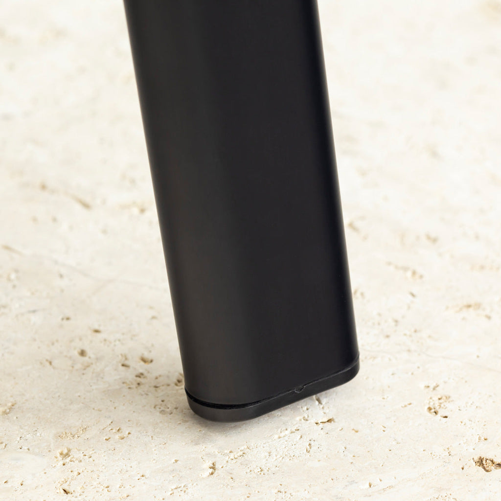 クラシカルなデザインの背もたれにダークグレーのファブリックと黒のスチール脚を組み合わせたレトロモダンなダイニングチェア（後脚・クローズアップ）