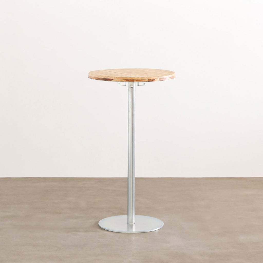 杉の天板にスチールの脚を合わせたシンプルなテーブル