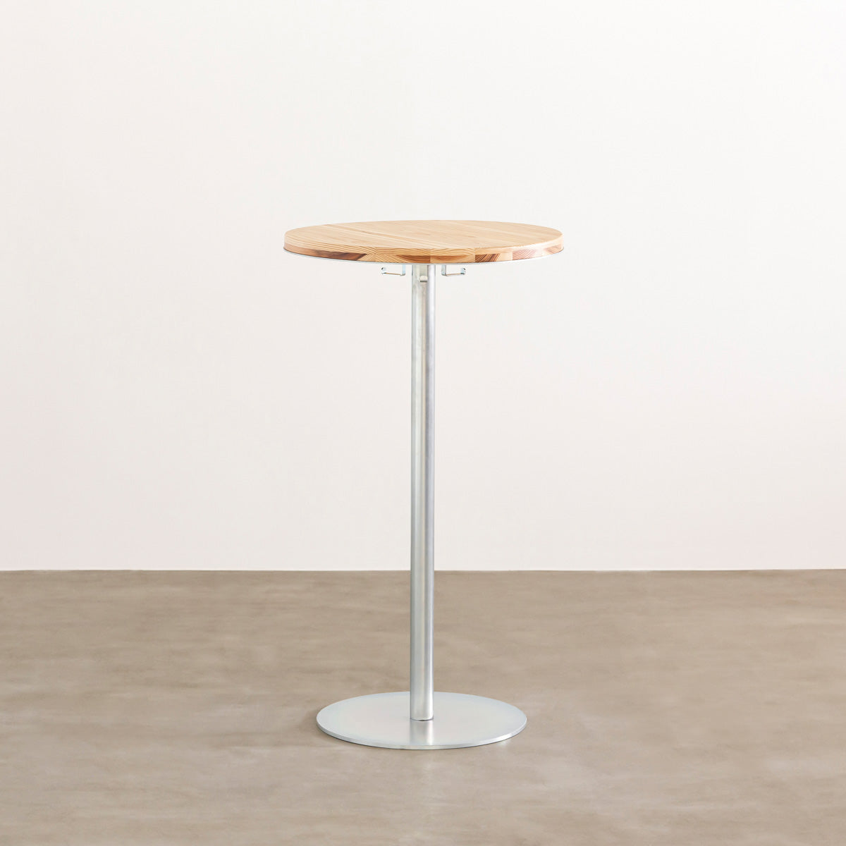 杉の天板にスチールの脚を合わせたシンプルなテーブル