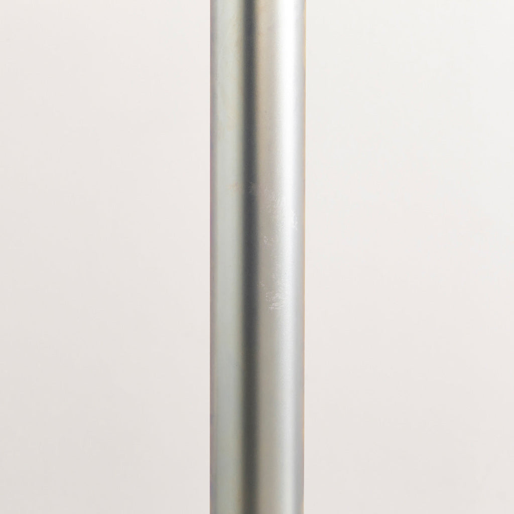 杉の天板にスチールの脚を合わせたシンプルなテーブル（脚）