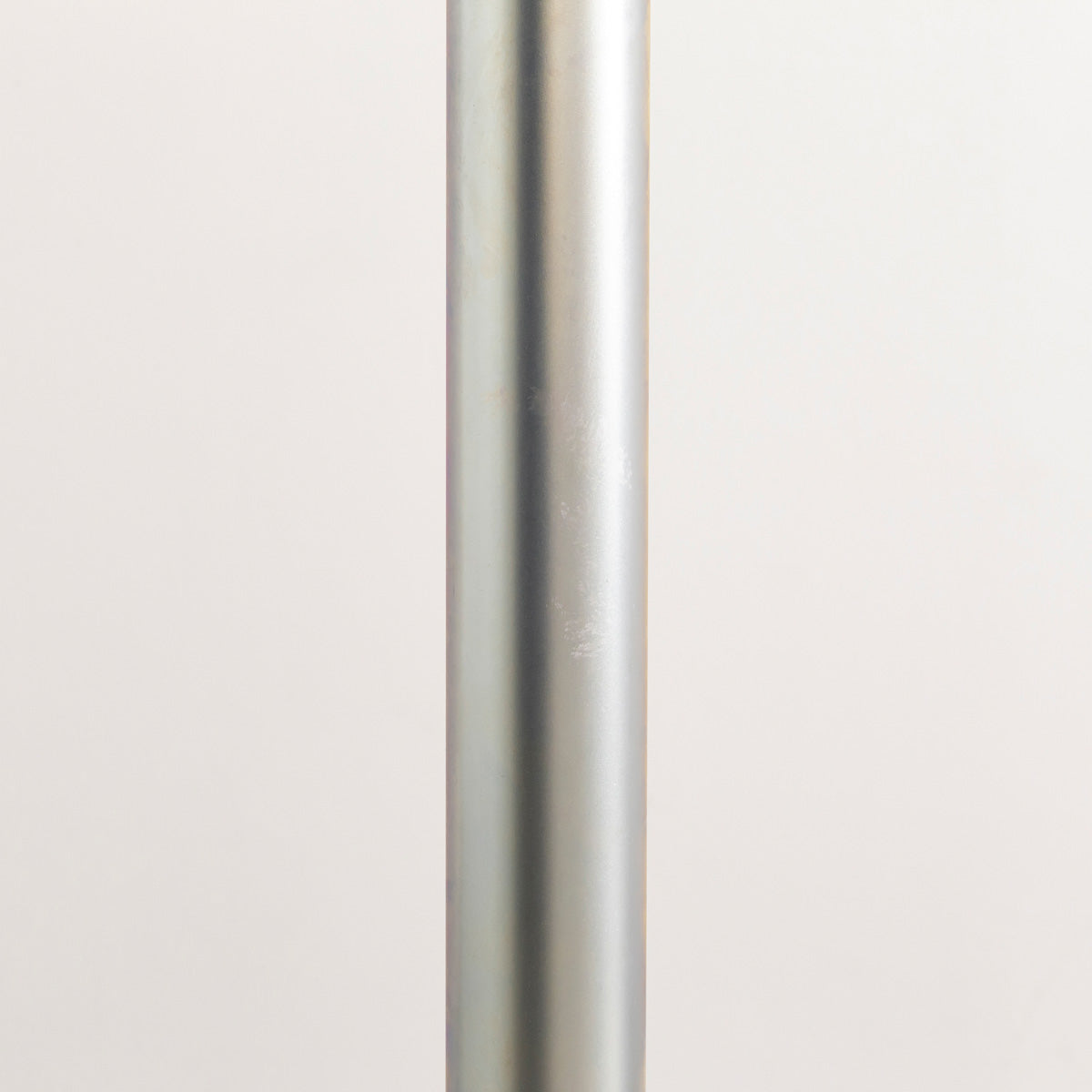 杉の天板にスチールの脚を合わせたシンプルなテーブル（脚）