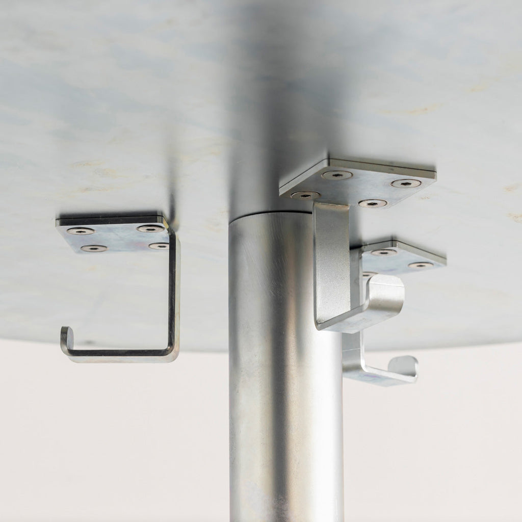 杉の天板にスチールの脚を合わせたシンプルなテーブル（天板裏側）