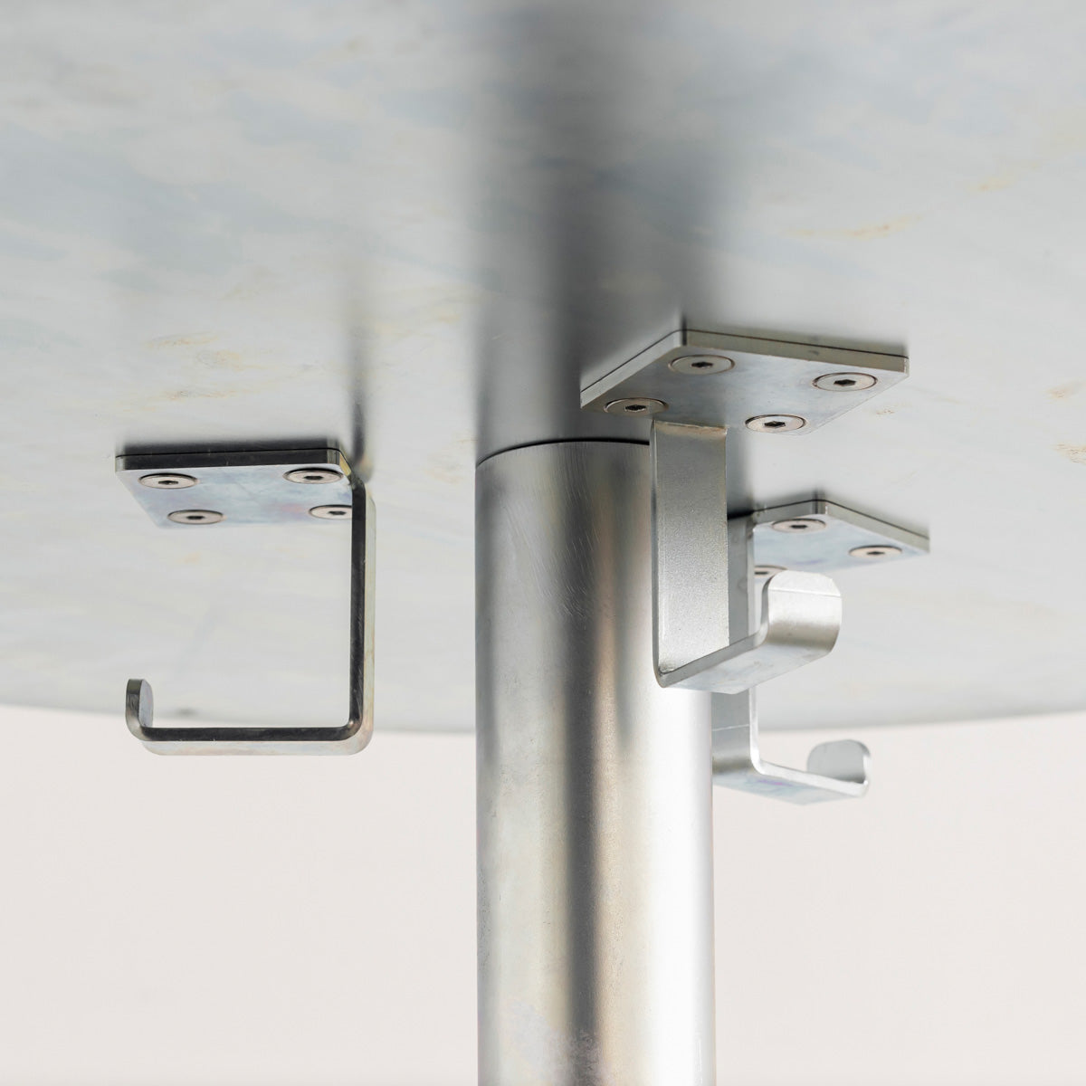 杉の天板にスチールの脚を合わせたシンプルなテーブル（天板裏側）