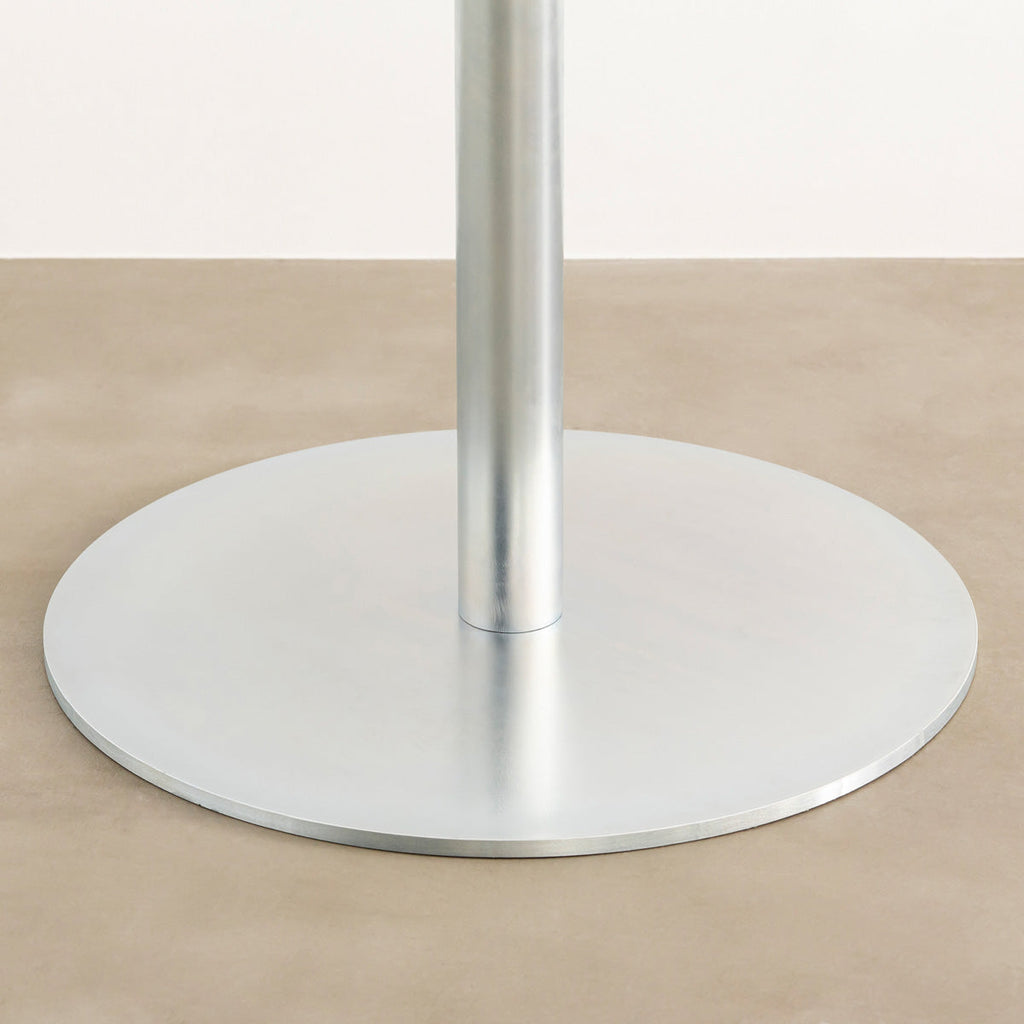 杉の天板にスチールの脚を合わせたシンプルなテーブル（脚2）