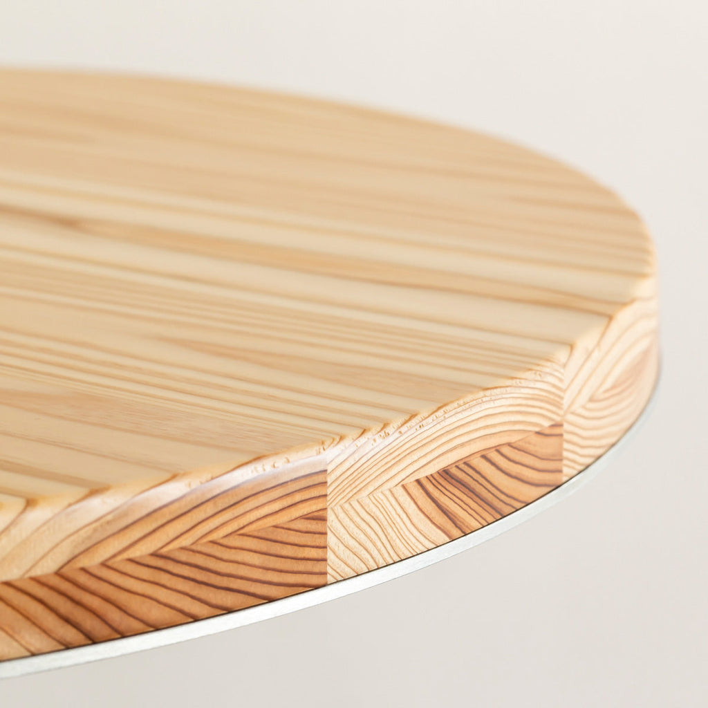 杉の天板にスチールの脚を合わせたシンプルなテーブル（天板3）