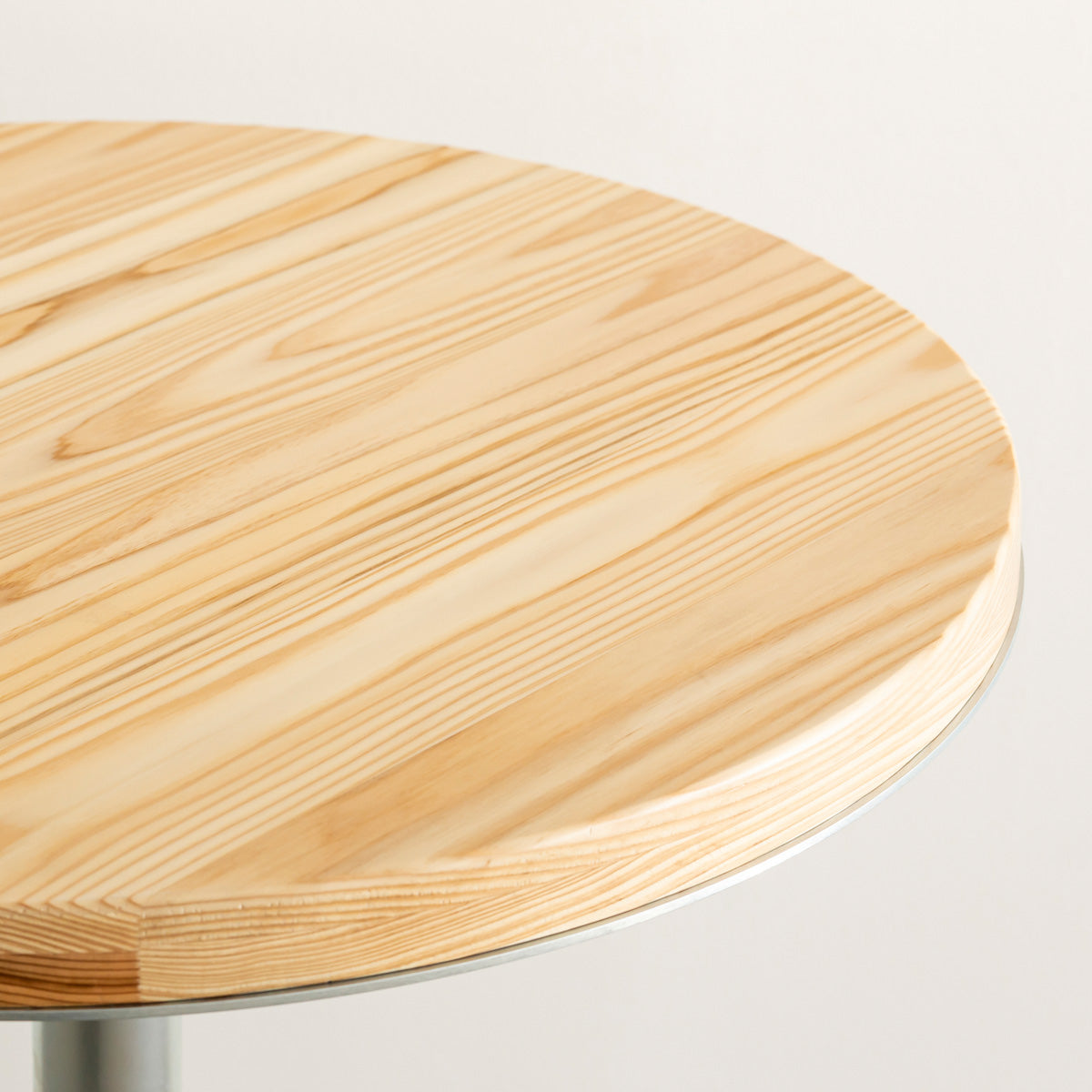 杉の天板にスチールの脚を合わせたシンプルなテーブル（天板2）