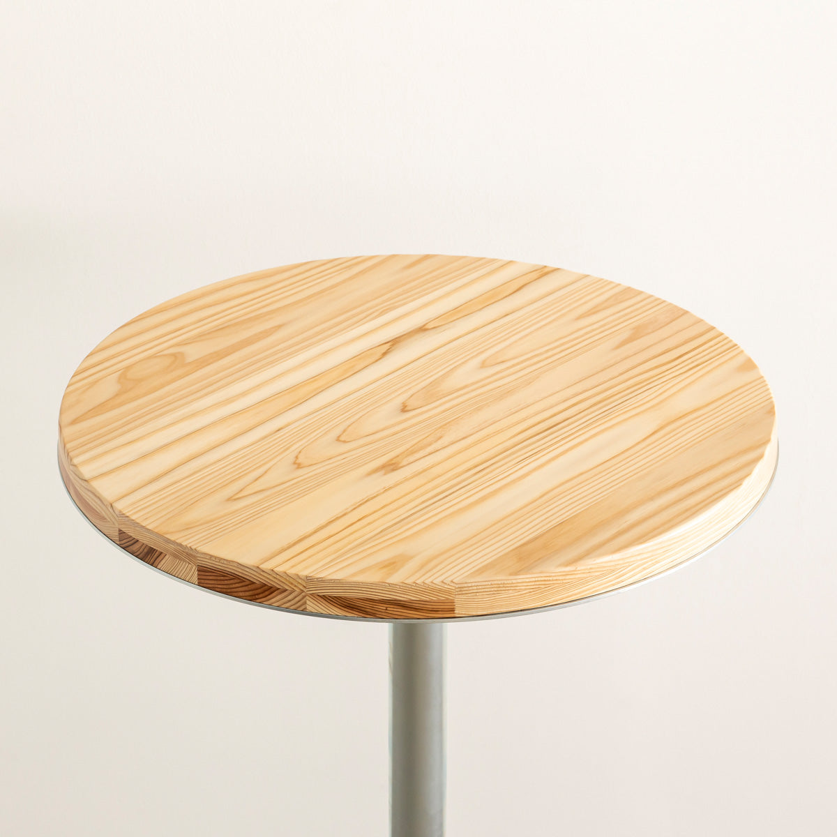 杉の天板にスチールの脚を合わせたシンプルなテーブル（天板）