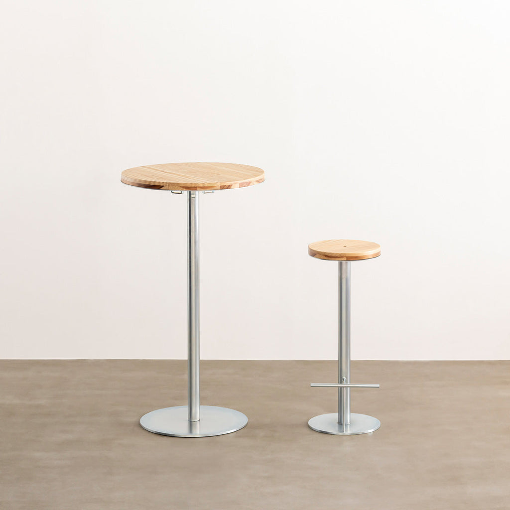 杉の天板にスチールの脚を合わせたシンプルなテーブル（使用例）