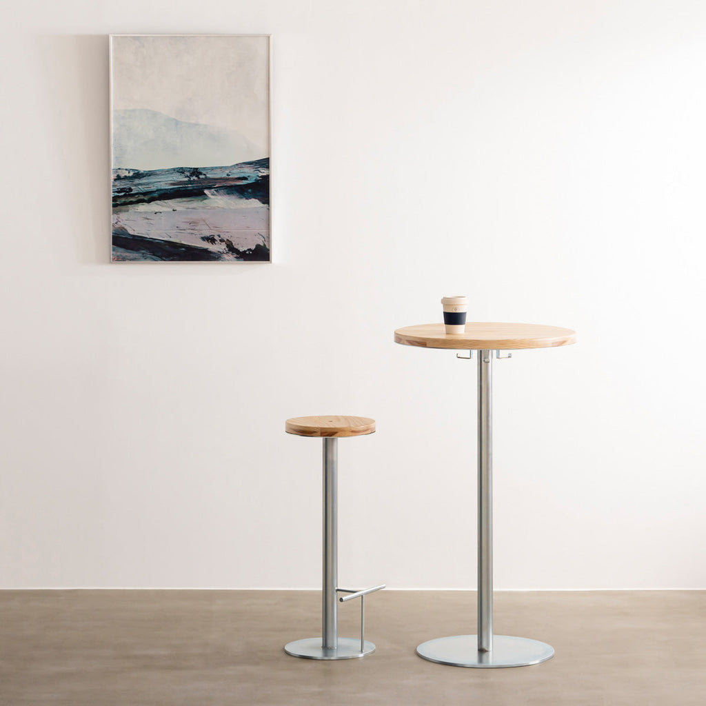 杉の天板にスチールの脚を合わせたシンプルなテーブル（使用例2）