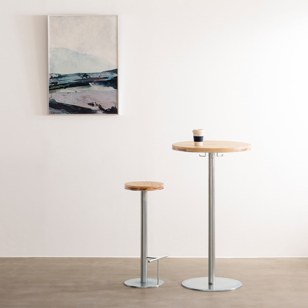 杉の天板にスチールの脚を合わせたシンプルなテーブル（使用例2）