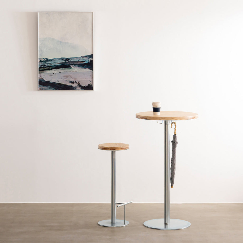 杉の天板にスチールの脚を合わせたシンプルなテーブル（使用例3）