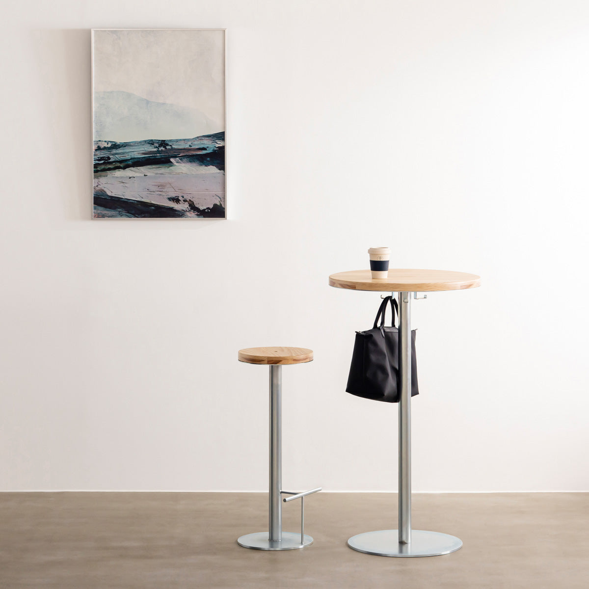 杉の天板にスチールの脚を合わせたシンプルなテーブル（使用例4）