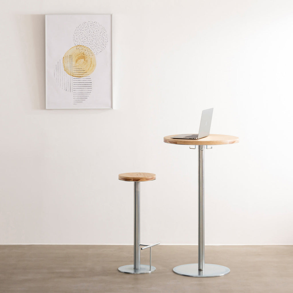 杉の天板にスチールの脚を合わせたシンプルなテーブル（使用例6）