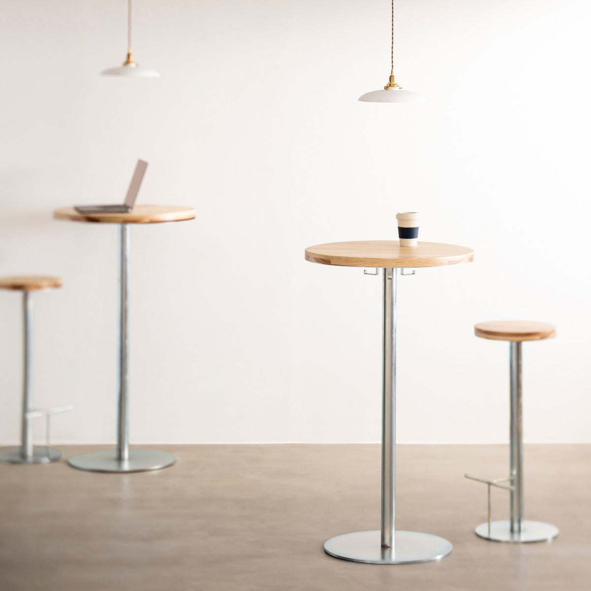 杉の天板にスチールの脚を合わせたシンプルなテーブル（使用例8）