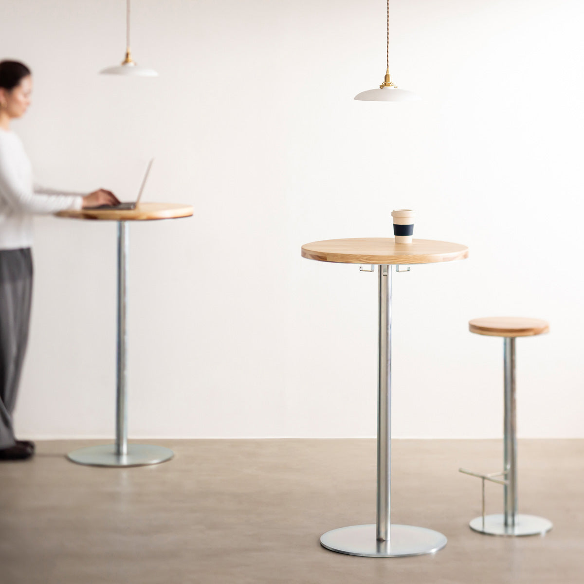 杉の天板にスチールの脚を合わせたシンプルなテーブル（使用例9）