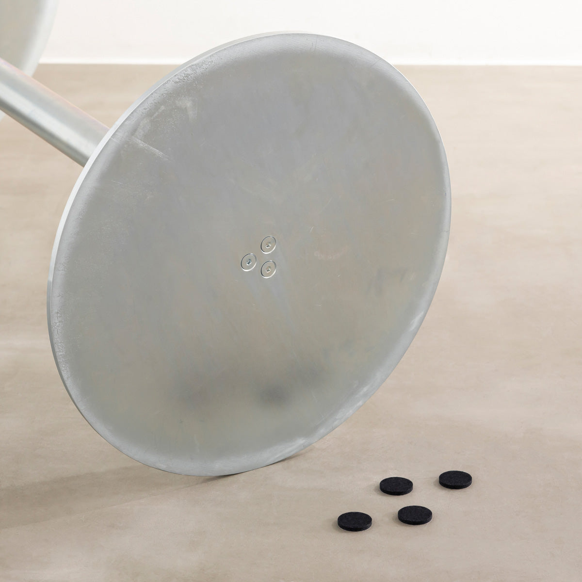 杉の天板にスチールの脚を合わせたシンプルなテーブル（脚3）