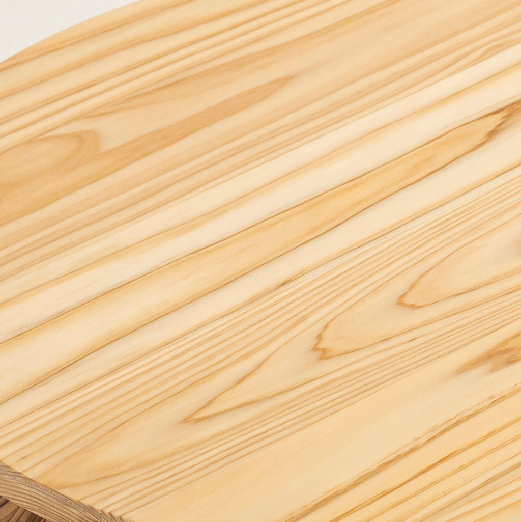 杉の天板にスチールの脚を合わせたシンプルなテーブル（天板クローズアップ）