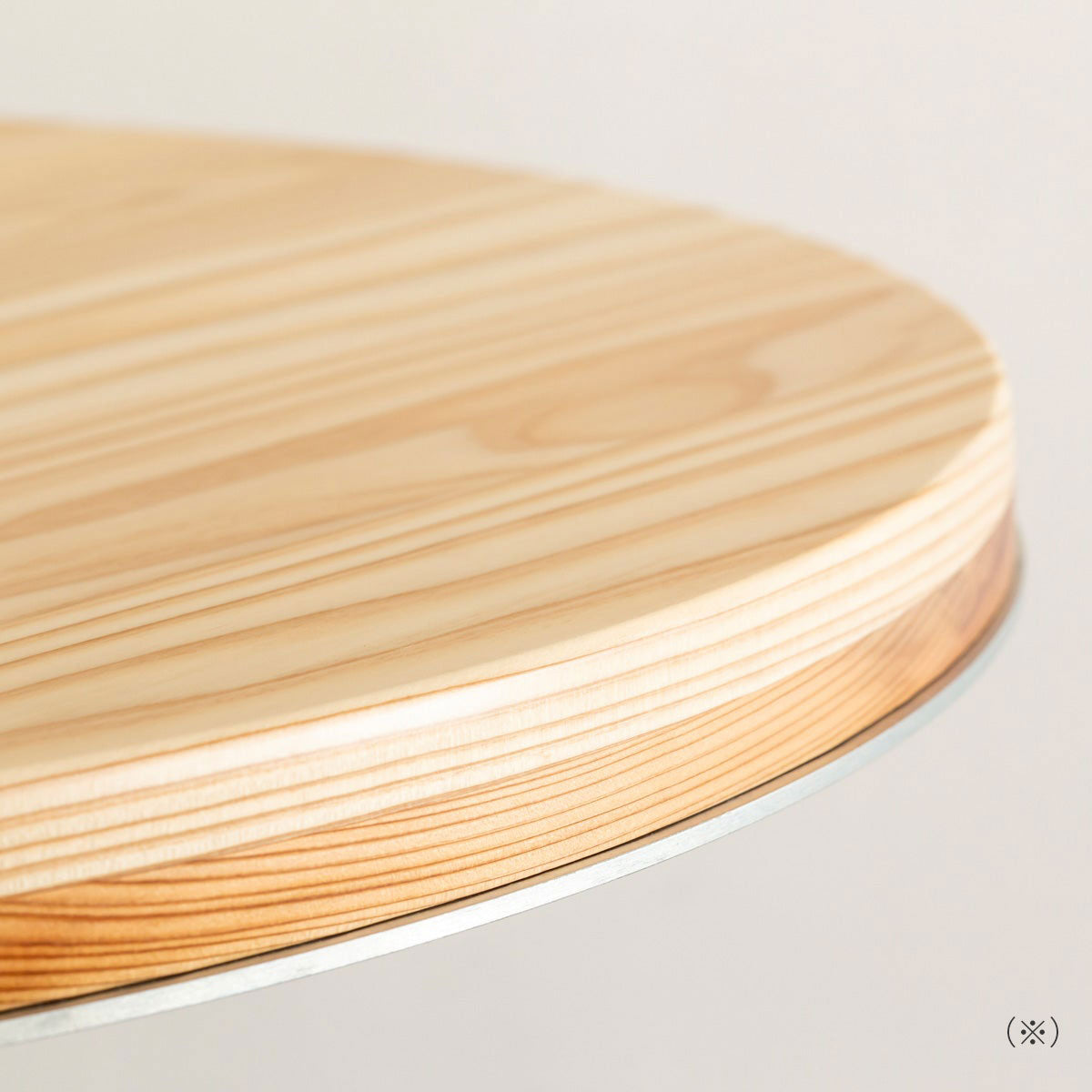 杉の天板にスチールの脚を合わせたシンプルなテーブル（天板4）