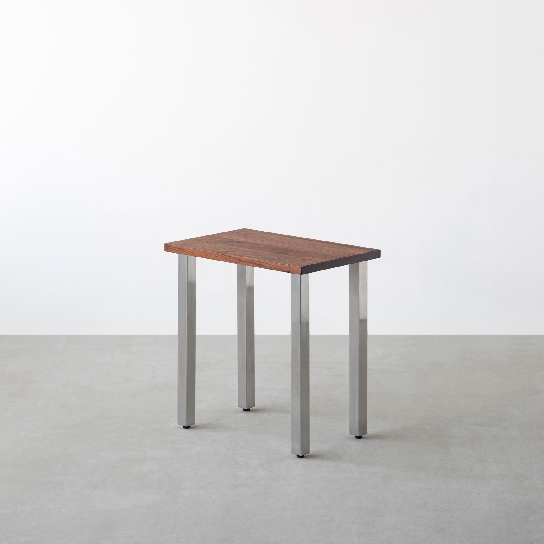 KANADEMONOのウォルナット無垢材の天板とステンレスのスクエアバー鉄脚を組み合わせたシンプルモダンなコンパクトデスク