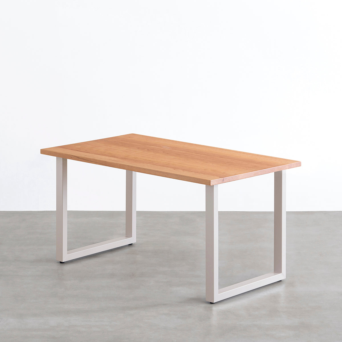 KANADEMONOのブラックチェリー無垢材の天板とサンドベージュのカラースクエア脚を組み合わせたテーブル