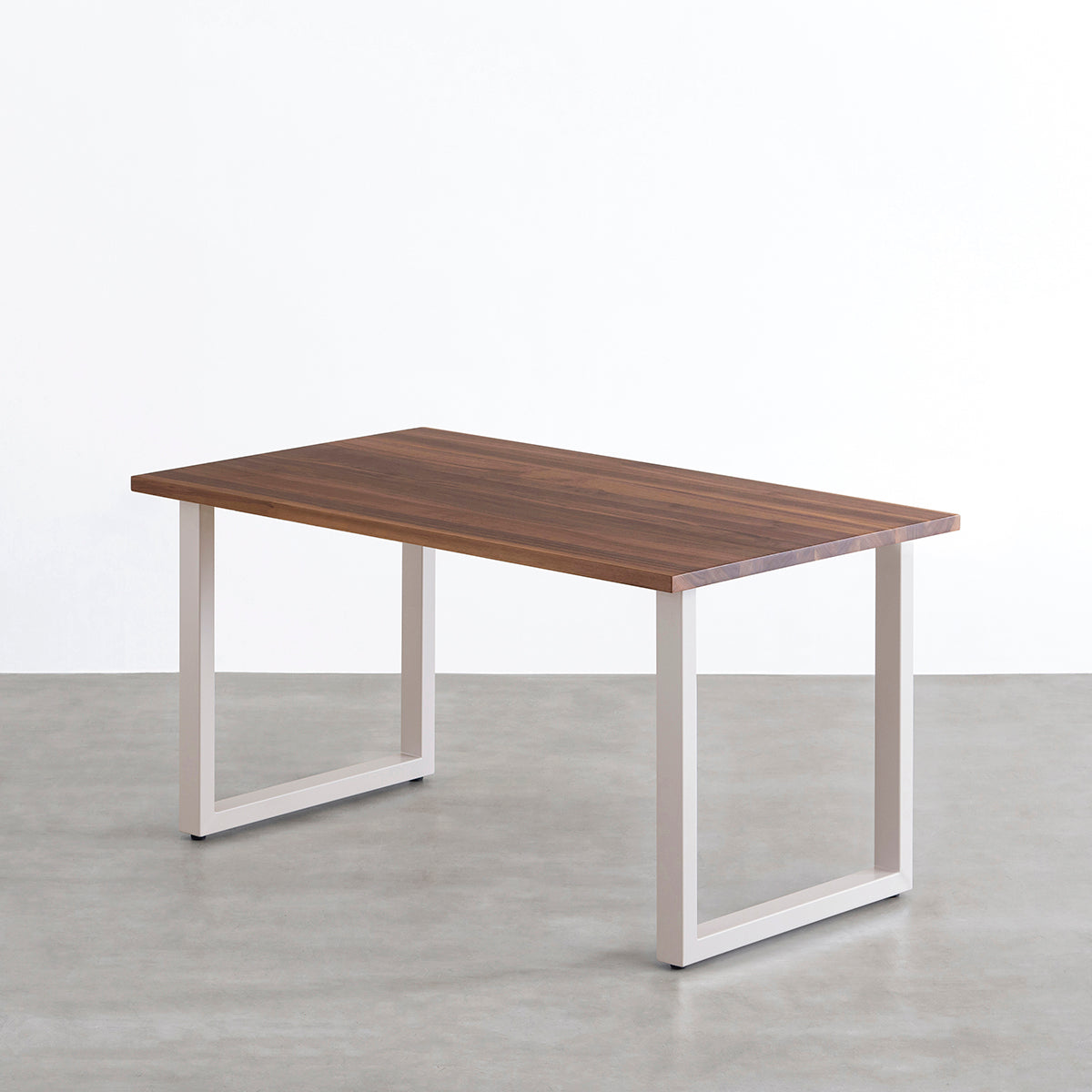 KANADEMONOのウォルナット無垢材の天板とサンドベージュのカラースクエア脚を組み合わせたテーブル