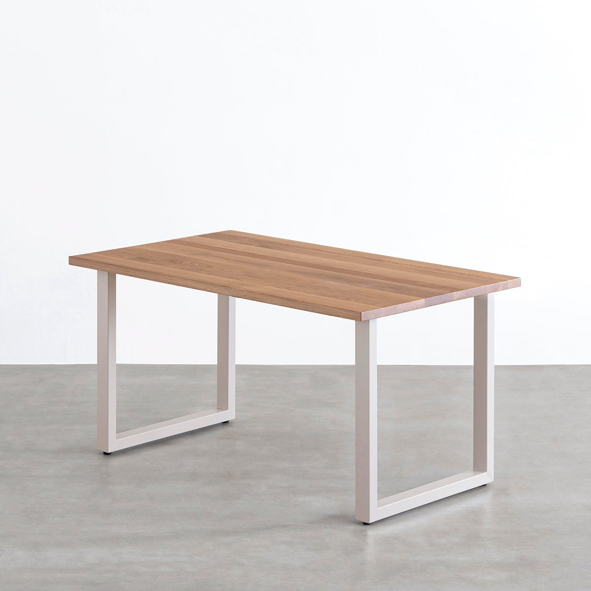 KANADEMONOのホワイトオーク無垢材の天板とサンドベージュのカラースクエア脚を組み合わせたテーブル