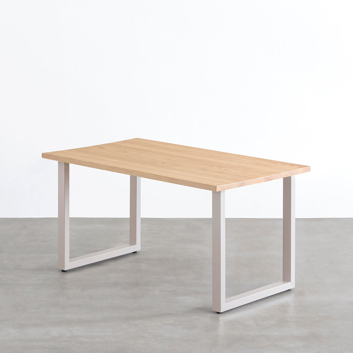 KANADEMONOのホワイトアッシュ無垢材の天板とサンドベージュのカラースクエア脚を組み合わせたテーブル