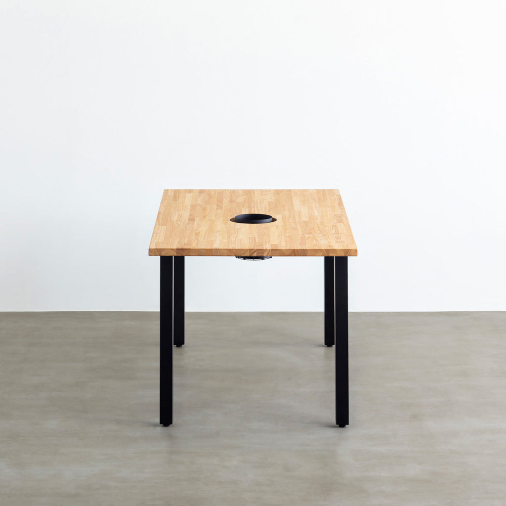 KANADEMONOのワイヤーバスケット付きのラバーウッド材ナチュラルカラー天板にマットブラックのスクエアバー鉄脚を組み合わせたテーブル（側面）