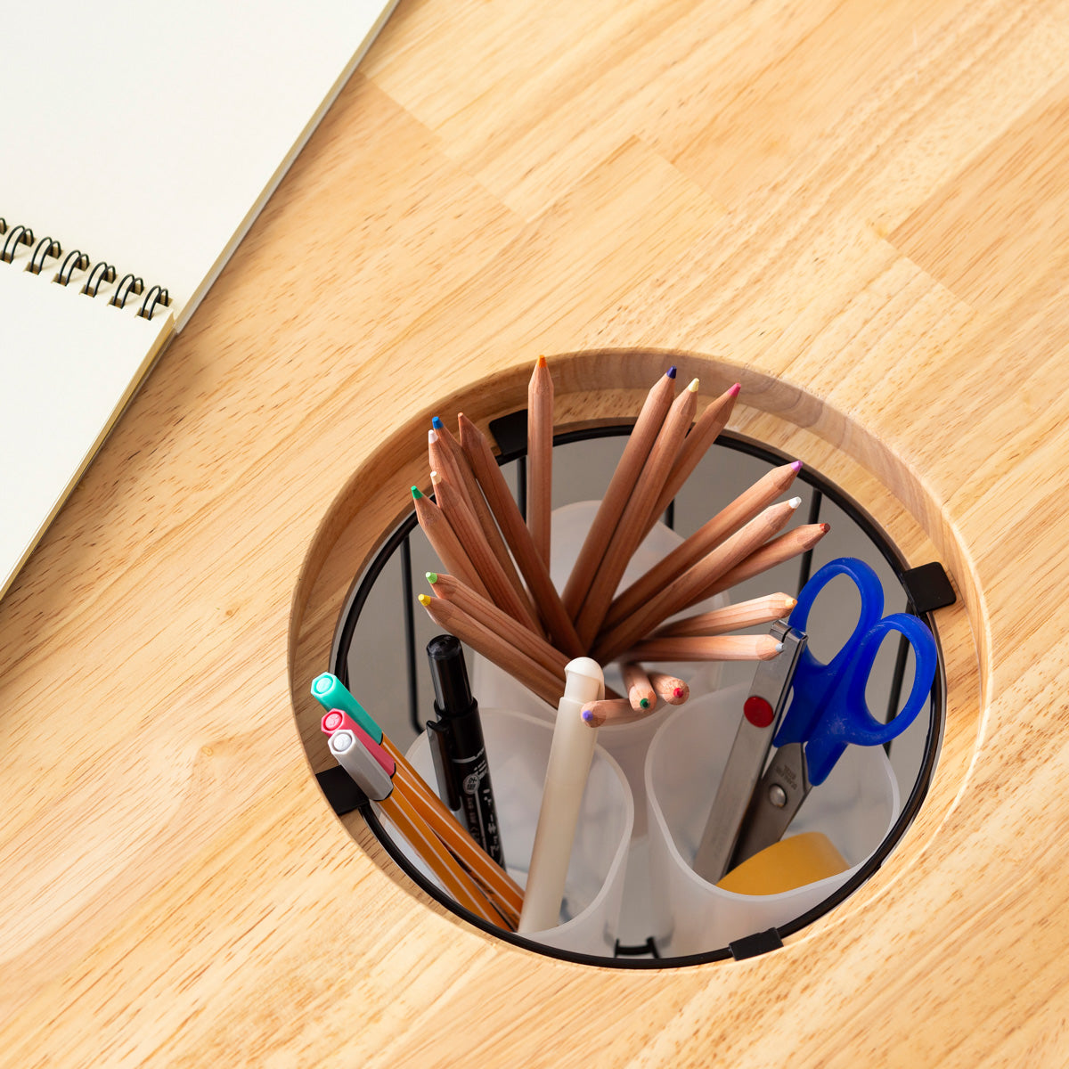 KANADEMONOのワイヤーバスケット付きのスクエアラバーウッド材ナチュラルカラー天板にマットブラックの4pinアイアン脚を組み合わせたカフェテーブル（使用例3）