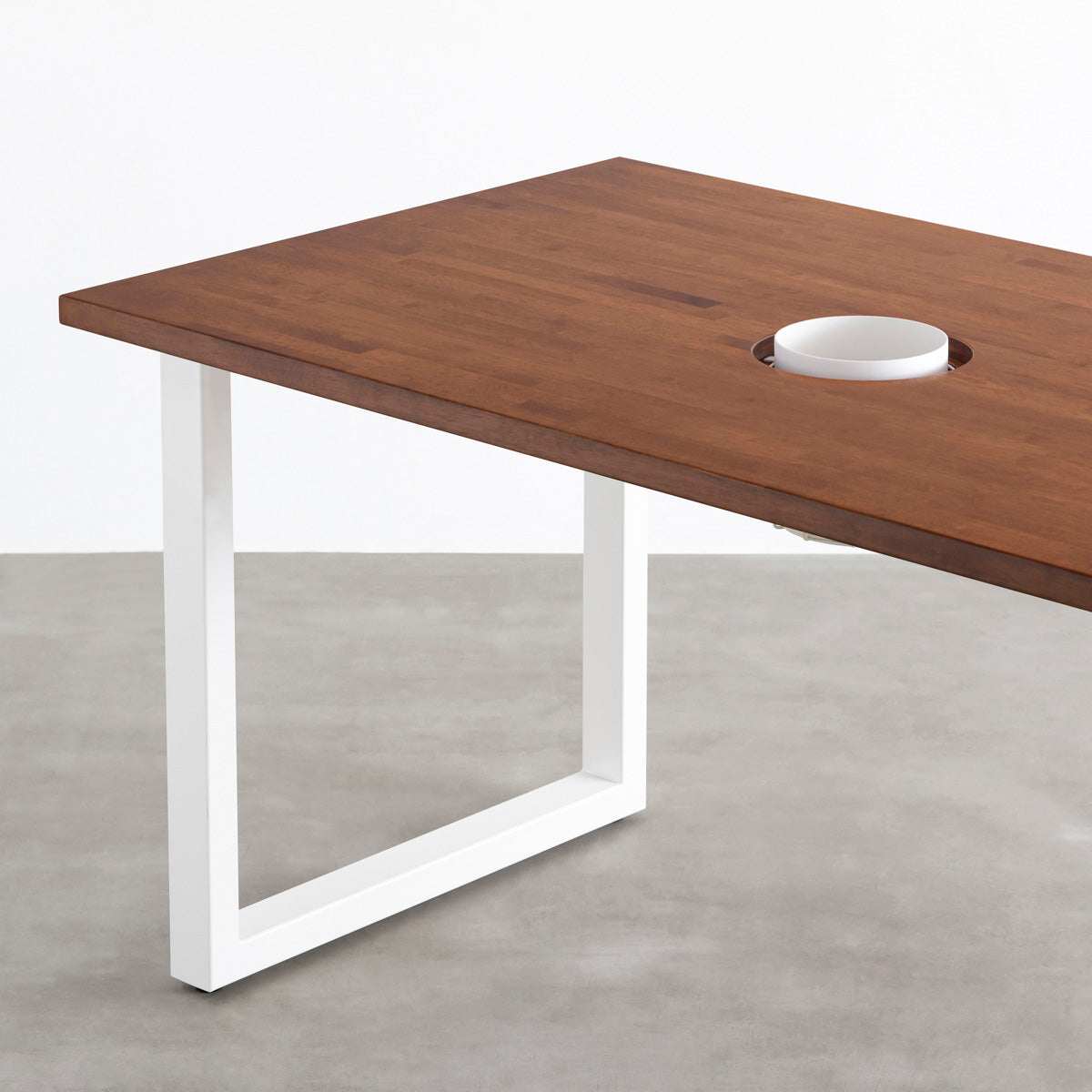 KANADEMONOのワイヤーバスケット付きのラバーウッド材ブラウンカラー天板にマットホワイトのスクエア鉄脚を組み合わせたテーブル（天板と脚）