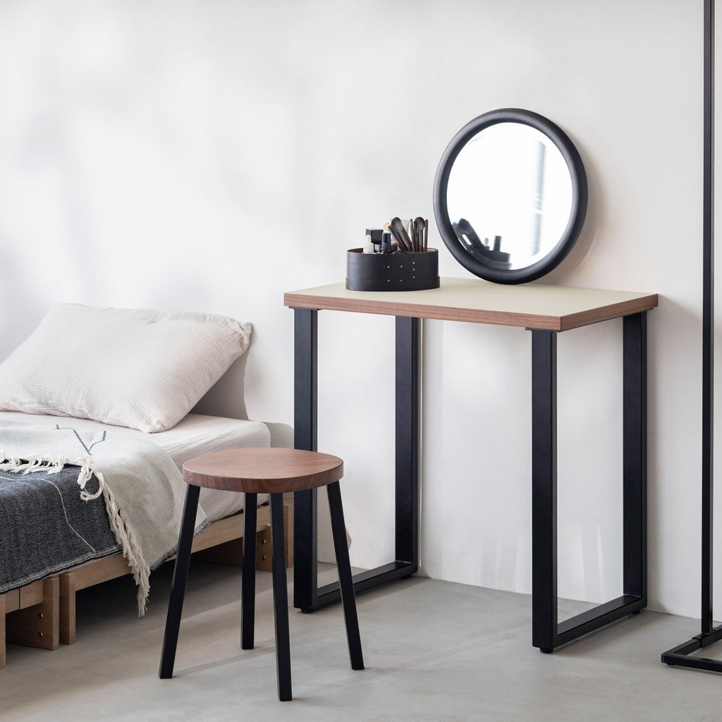 KanademonoのリノリウムMushroom天板にブラックのレクタングル鉄脚を合わせたシンプルモダンなコンパクトデスク（使用例）