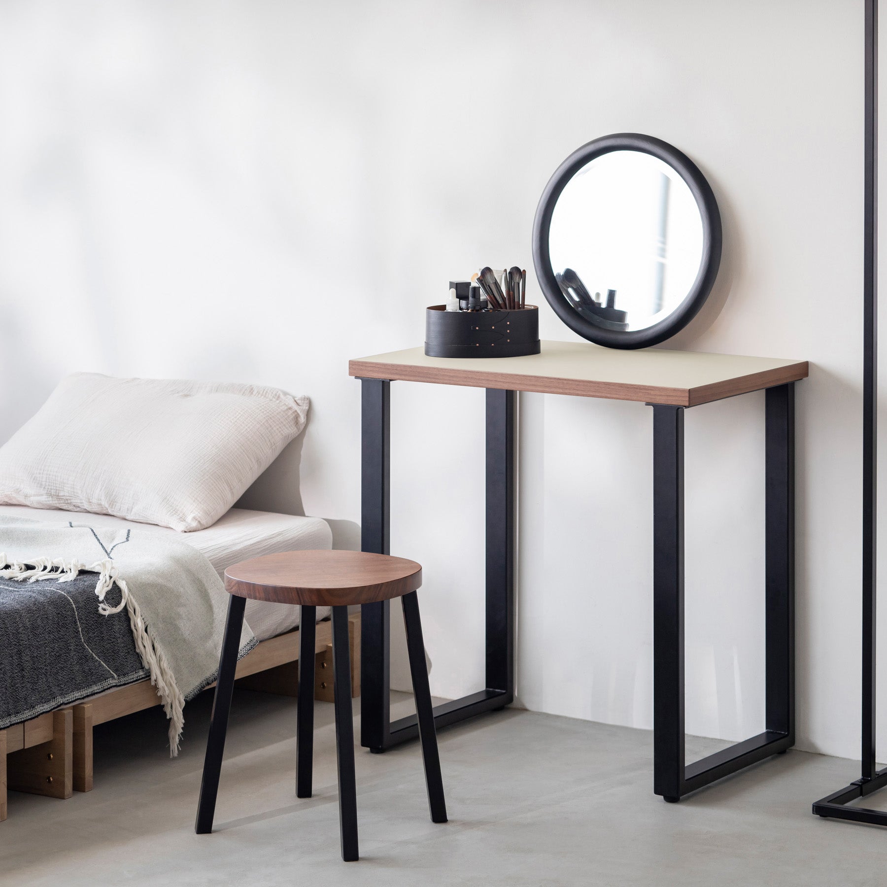 KanademonoのリノリウムMushroom天板にブラックのレクタングル鉄脚を合わせたシンプルモダンなコンパクトデスク（使用例）