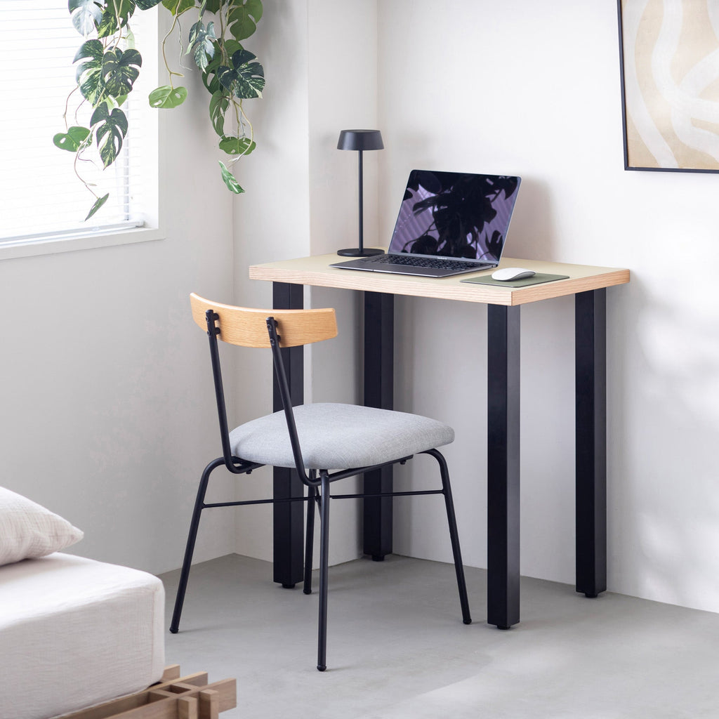 KanademonoのリノリウムMushroom天板にブラックのスクエアバー鉄脚を合わせたシンプルモダンなコンパクトデスク（使用例）