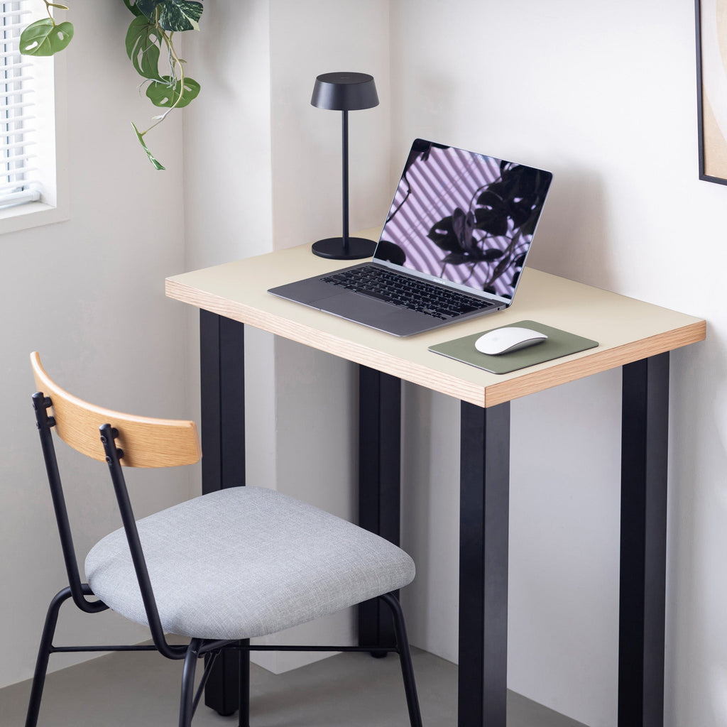 KanademonoのリノリウムMushroom天板にブラックのスクエアバー鉄脚を合わせたシンプルモダンなコンパクトデスク（使用例2）
