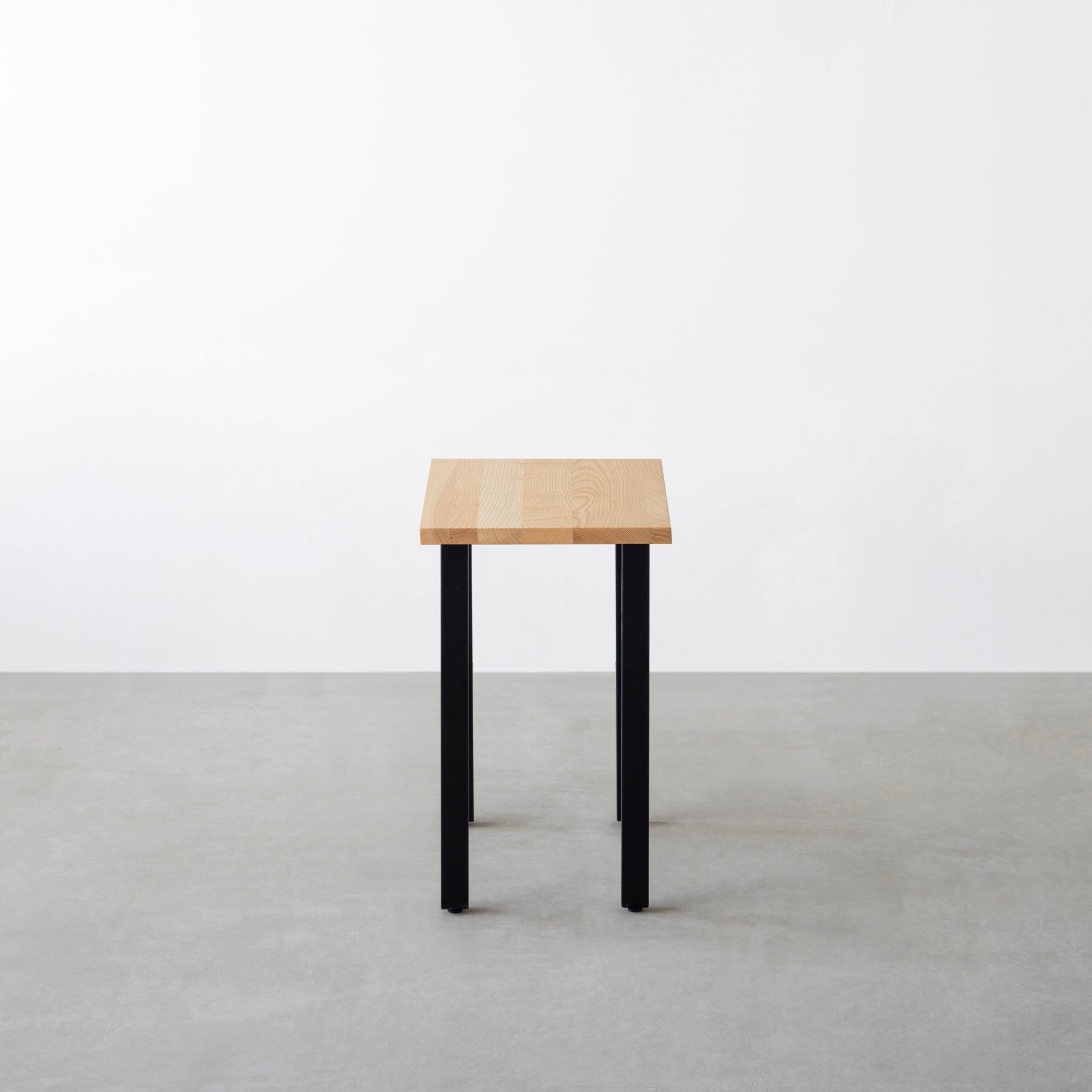 KANADEMONOのホワイトアッシュ無垢材の板とマットブラックのスクエアバー鉄脚を組み合わせたシンプルモダンなコンパクトデスク（側面）