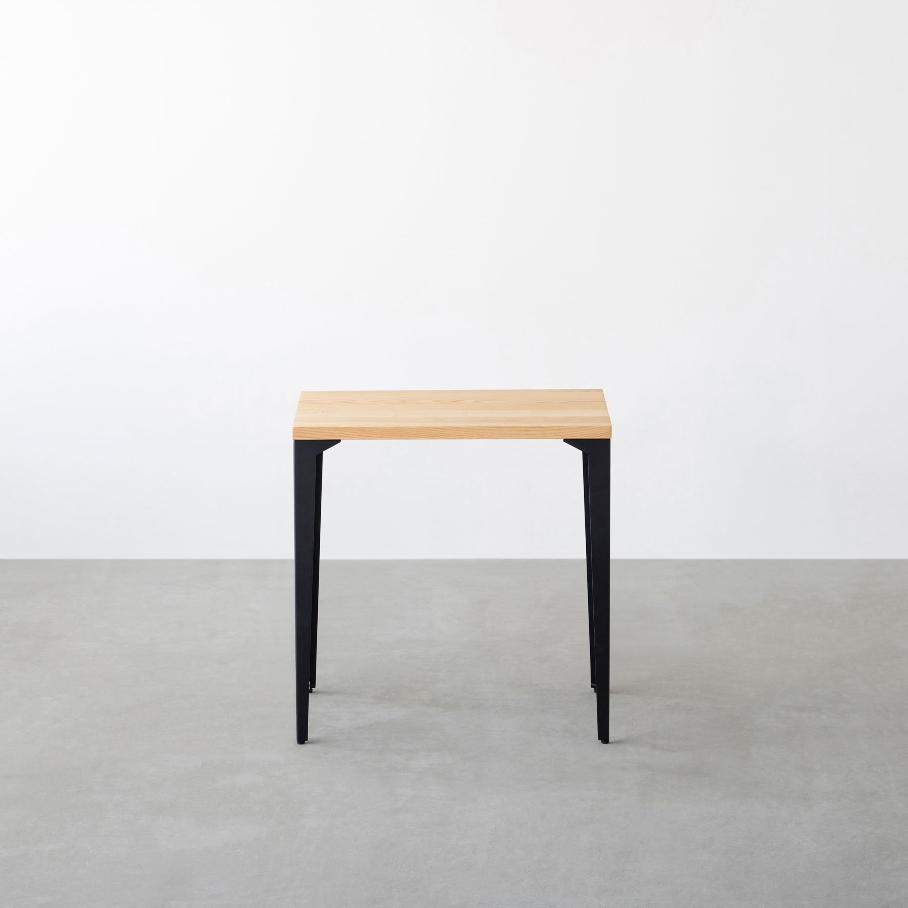 KANADEMONOのホワイトアッシュ無垢材の天板とマットブラックのソリッドピン鉄脚を組み合わせたシンプルモダンなコンパクトデスク（正面）