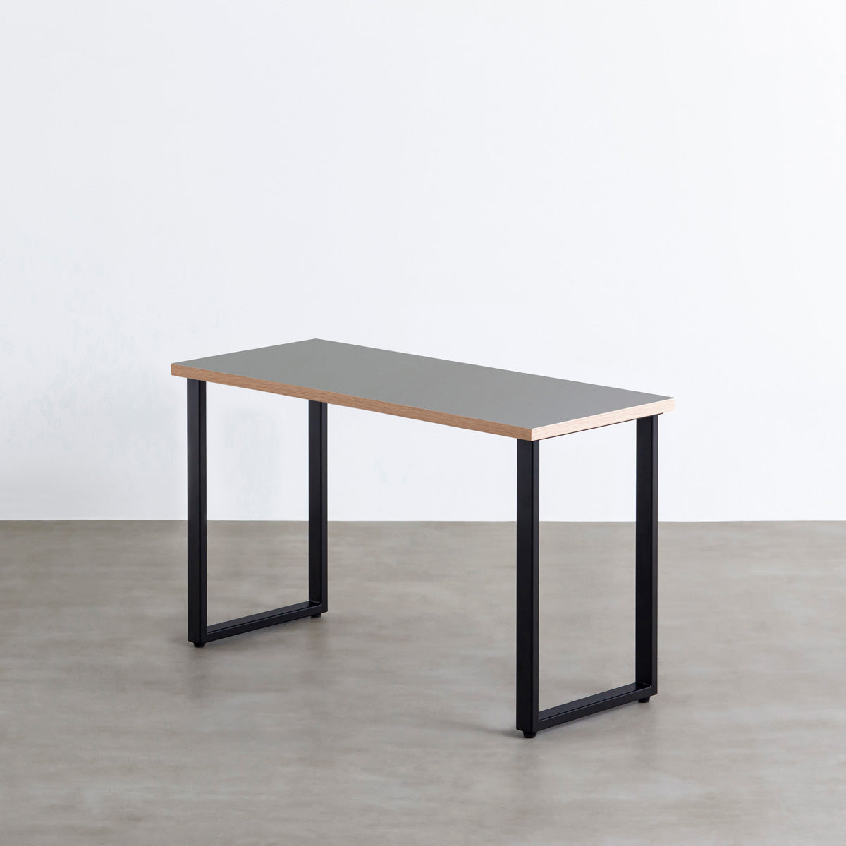 KanademonoのリノリウムAsh天板にブラックのレクタングル鉄脚を合わせたテーブル