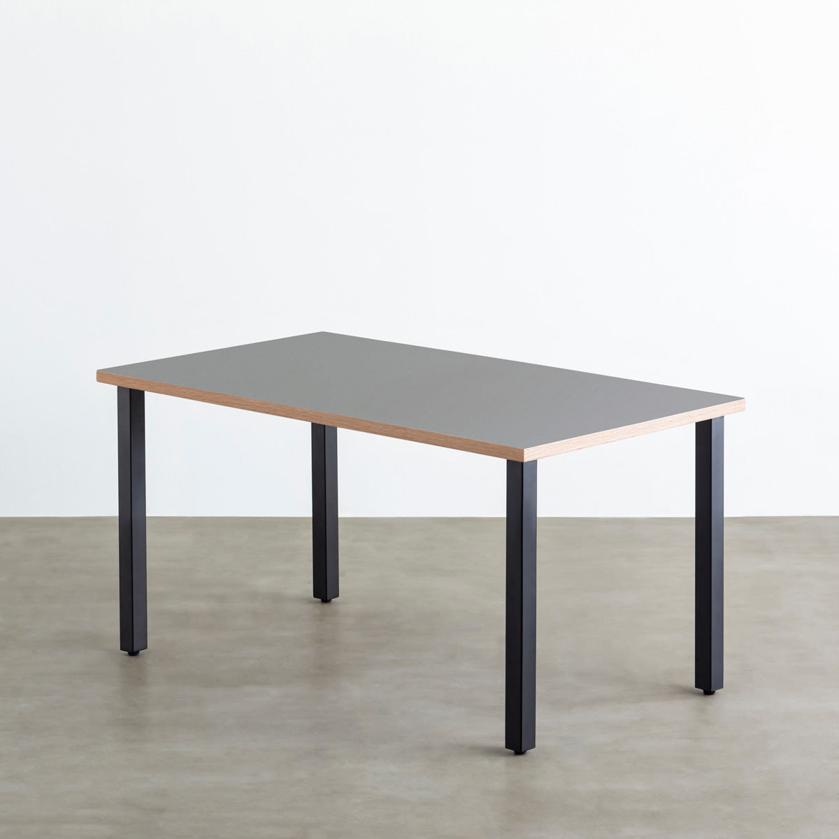 KanademonoのリノリウムAsh天板にブラックの角柱鉄脚を合わせたテーブル