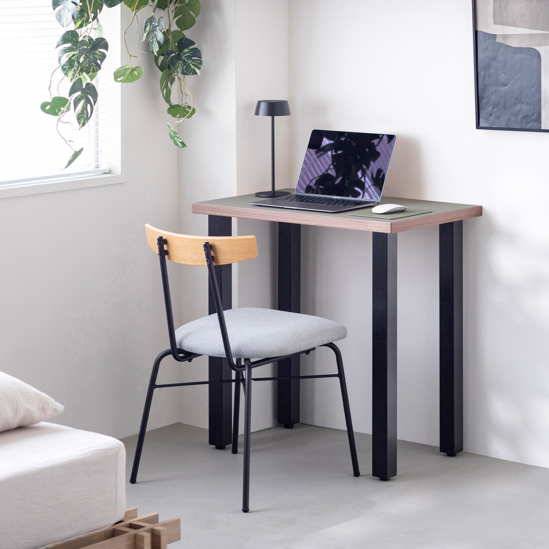 KanademonoのリノリウムAsh天板にブラックのスクエアバー鉄脚を合わせたシンプルモダンなコンパクトデスク（使用例）