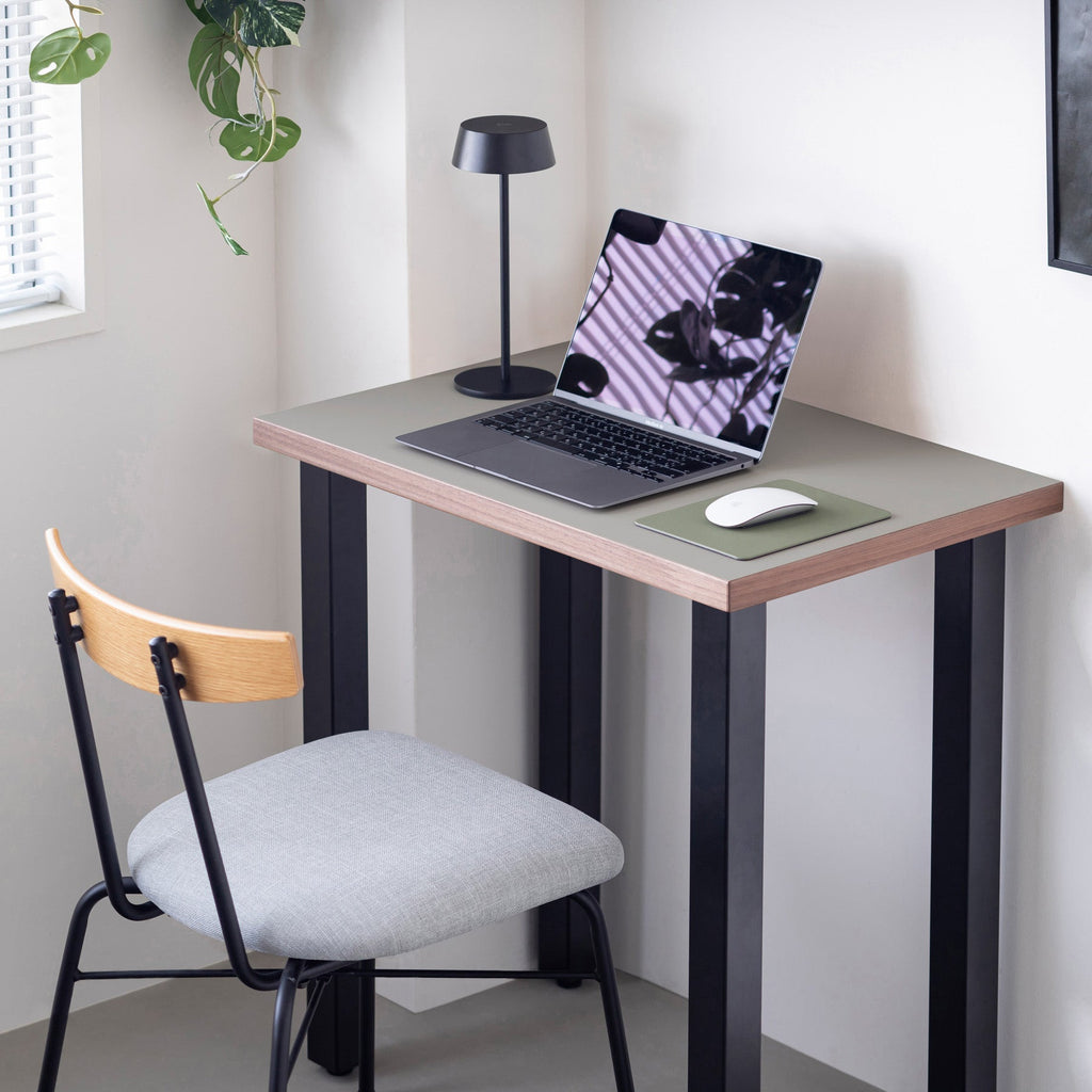 KanademonoのリノリウムAsh天板にブラックのスクエアバー鉄脚を合わせたシンプルモダンなコンパクトデスク（使用例2）