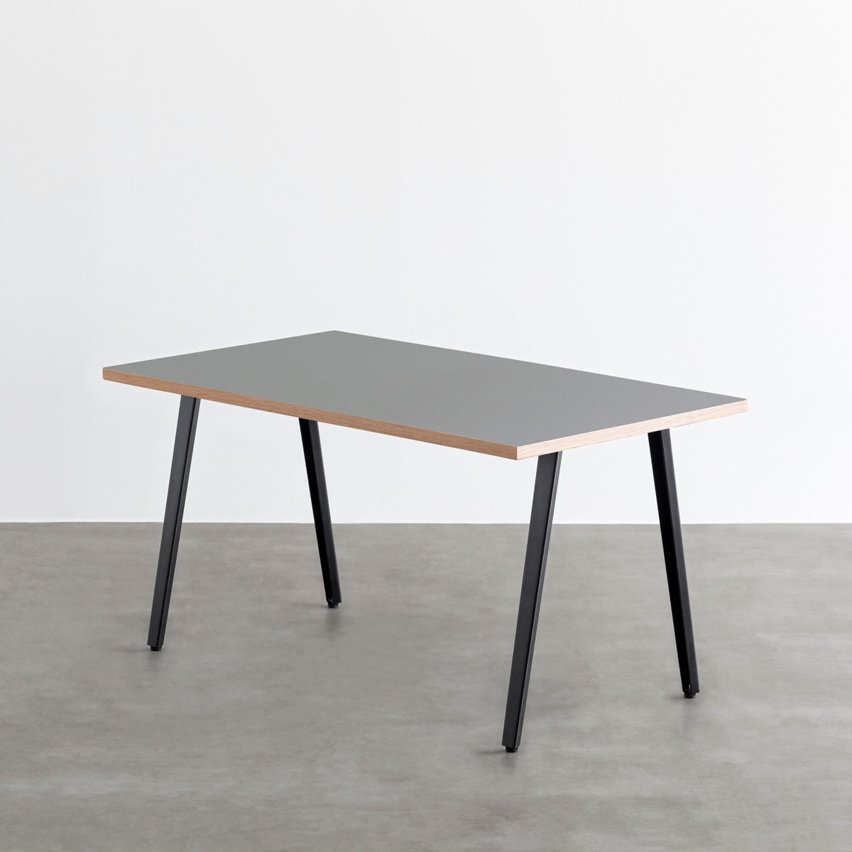 かなでもののリノリウムAsh天板にブラックのスリムライン鉄脚を合わせたテーブル