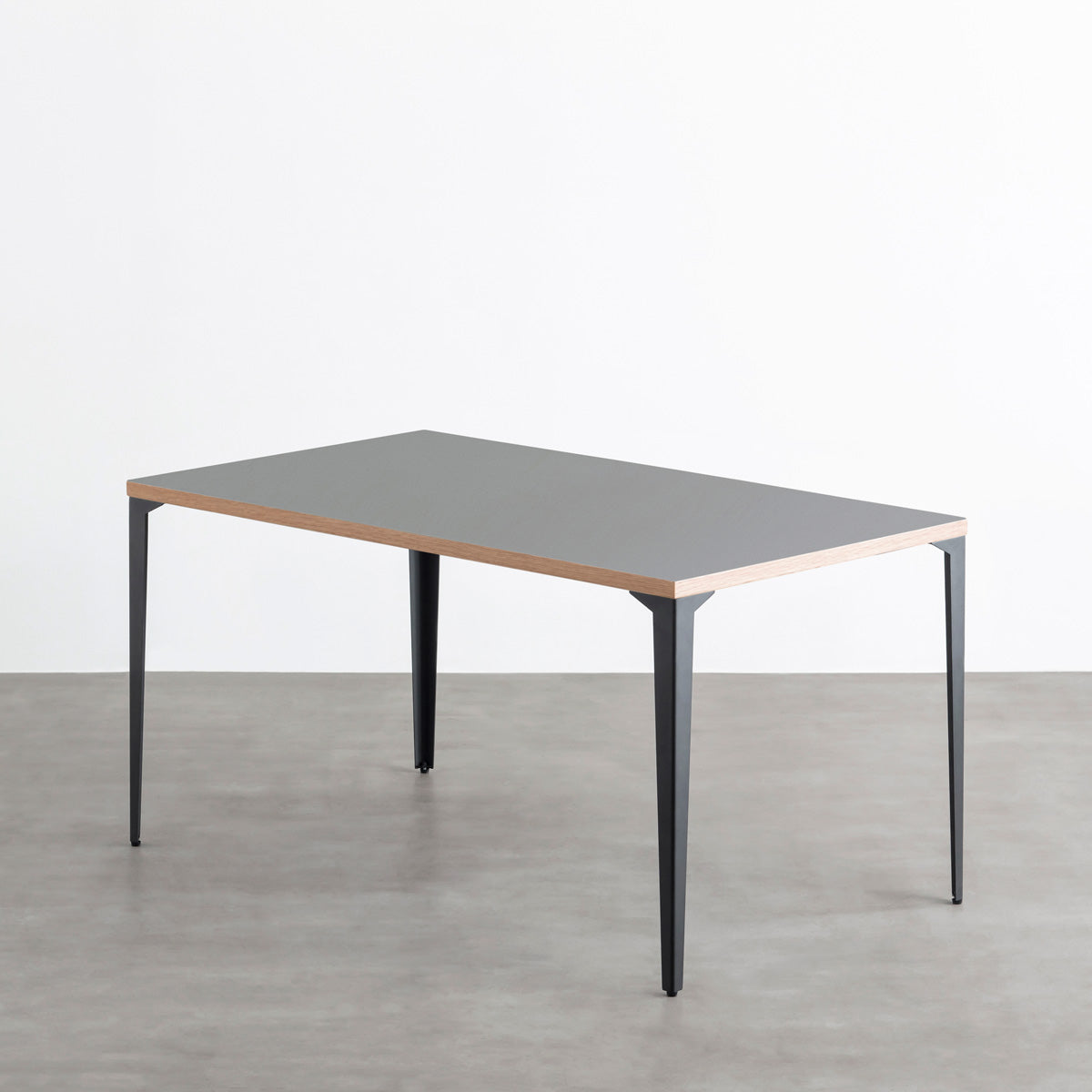 KanademonoのリノリウムAsh天板にブラックのソリッドピン鉄脚を合わせたテーブル