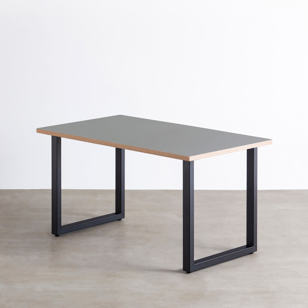 KanademonoのリノリウムAsh天板にブラックの高さ70cmスクエア鉄脚を合わせたテーブル