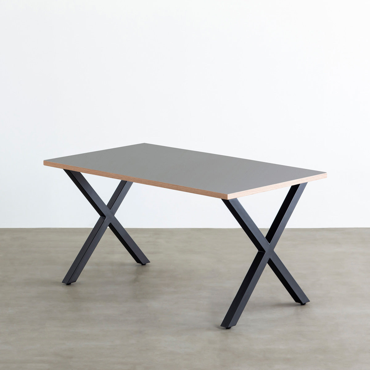 かなでもののリノリウムAsh天板にブラックのXライン鉄脚を合わせたテーブル